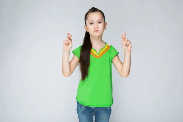 Girl Grey Background Crossed Fingers — Stock Photo, Image