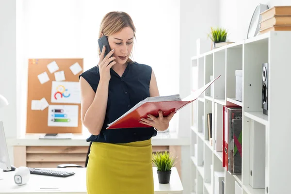 ドキュメントとフォルダーを押し電話で話して Office の美しい若い女性実業家 — ストック写真