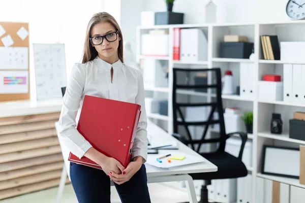 Chica Joven Para Cerca Escritorio Computadora Tiene Una Carpeta Con — Foto de Stock