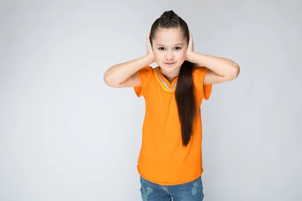 Mooie Kaukasische Kind Met Lang Haar Oranje Shirt — Stockfoto