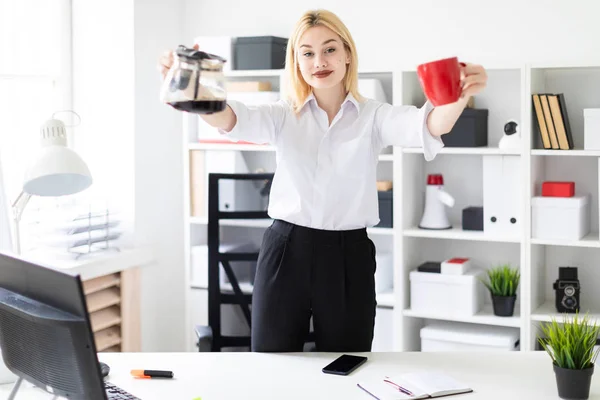 Mujer Negocios Una Mesa Oficina Con Cafetera — Foto de Stock