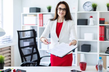 Office belge ile genç iş kadını