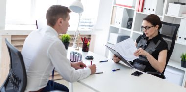 Gençler bilgisayar tablo ve belgelerle çalışma ofisinde oturup.