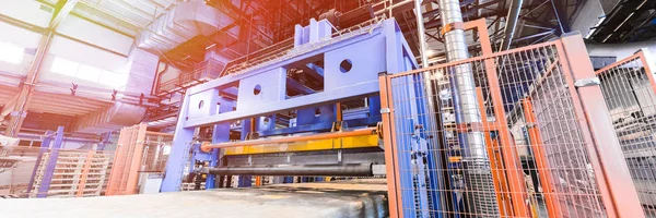 Equipo de la industria de producción de fibra de vidrio en el fondo de fabricación — Foto de Stock