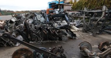 araba otomobil parçaları yığını markette onarır 