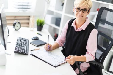 Genç kız belgeleri doldurur