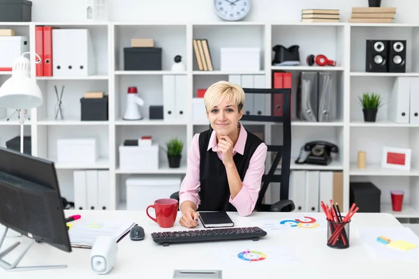 Portrait d'une belle jeune fille dans le bureau . — Photo