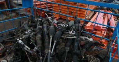 araba otomobil parçaları yığını markette onarır 