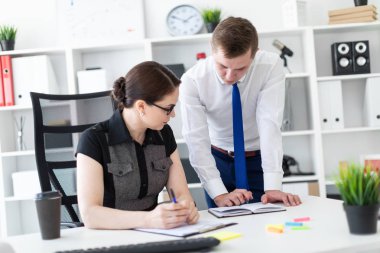 Genç insanların office belgeleri ile çalışan.