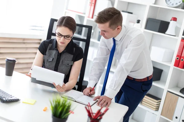 Genç insanların office belgeleri ile çalışan.