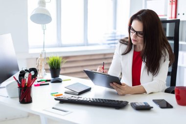 Bilgisayar Resepsiyon ofiste çalışan genç bir kız. Daha önce belgeleri yalan.