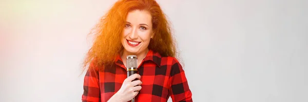 Смеющаяся женщина с микрофоном — стоковое фото