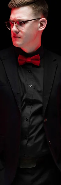 Porträt eines selbstbewussten gutaussehenden, eleganten, verantwortungsbewussten Geschäftsmannes, der auf schwarzem Hintergrund wegschaut — Stockfoto
