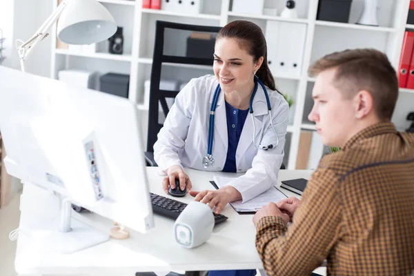 O médico explica o problema para o paciente no computador . — Fotografia de Stock