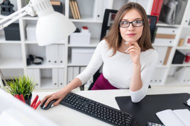 Bilgisayarda ofis masasında bir genç kız portresi.