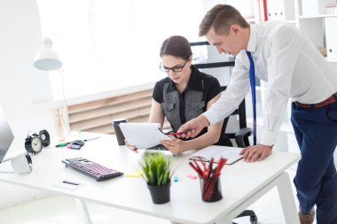 Genç insanların office belgeleri ile çalışan.