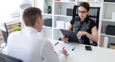 Gençler bilgisayar tablo ve belgelerle çalışma ofisinde oturup.