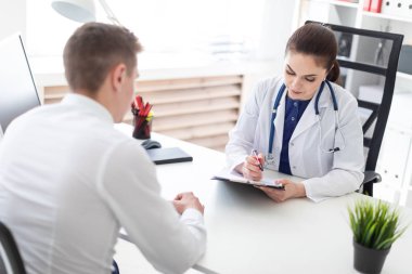 Genç adam doktor görmeye geldi.