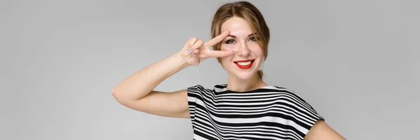 Mulher atraente em roupas da moda — Fotografia de Stock