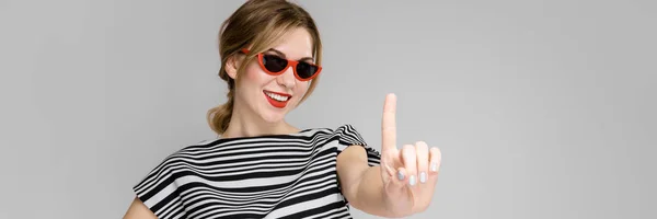 Kvinna i moderiktiga kläder och solglasögon — Stockfoto