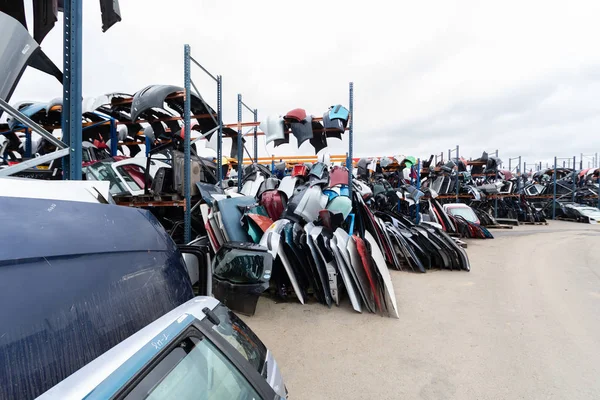 Mercado de peças de automóvel. No chão há portas, pára-choques e pára-brisas . — Fotografia de Stock