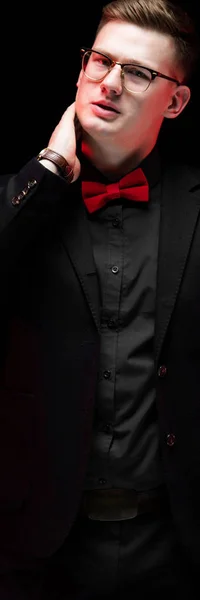 Porträt eines selbstbewussten gutaussehenden, eleganten, verantwortungsbewussten Geschäftsmannes, der auf schwarzem Hintergrund wegschaut — Stockfoto