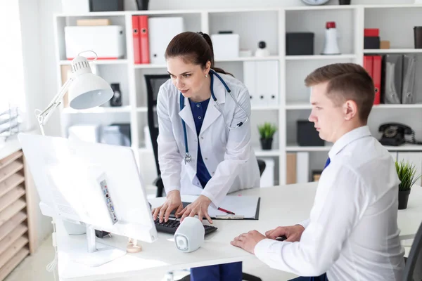 O médico explica o problema para o paciente no computador . — Fotografia de Stock