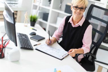 Genç kız belgeleri doldurur