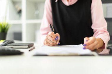 Bir kalem ve bir sayfası istatistikleri ile holding kadın eller