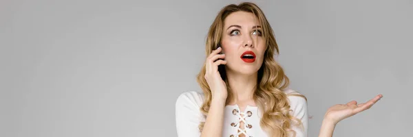 Ung kvinna presentera telefon — Stockfoto
