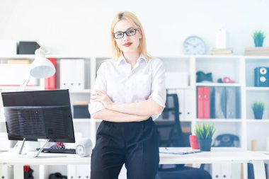 Genç bir kız ofiste masanın üstüne eğildi.