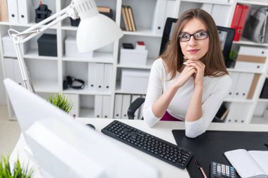 Bilgisayarda ofis masasında bir genç kız portresi.