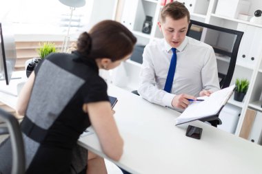 Gençler bilgisayar tablo ve belgelerle çalışma ofisinde oturup.