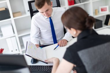 Gençler bilgisayar tablo ve belgelerle çalışma ofisinde oturup.