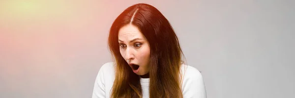 Retrato de emocionalmente desconcertado modelo frustrado más tamaño de pie en el estudio mirando en la cámara expresando confusión —  Fotos de Stock