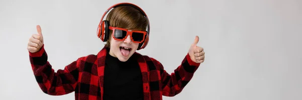 Menino adolescente em roupa elegante e fones de ouvido — Fotografia de Stock