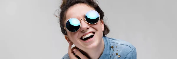 Chica Joven Gafas Redondas Sobre Fondo Gris Retrato Una Chica — Foto de Stock