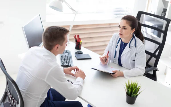 O jovem veio ver o médico. . — Fotografia de Stock