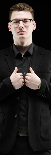 Retrato de hombre de negocios responsable elegante guapo confiado en gafas cogidas de la mano en su traje sobre fondo negro —  Fotos de Stock