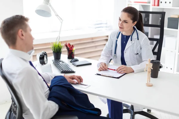 Mladý muž přišel k doktorovi. — Stock fotografie