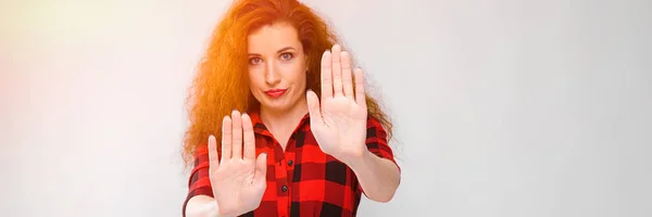 Portret piękne rude zdenerwowany sfrustrowany smutny młoda kobieta pokazuje znak stop na szarym tle — Zdjęcie stockowe
