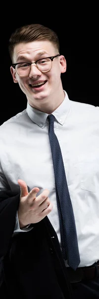 Porträt eines selbstbewussten gutaussehenden ehrgeizigen, elegant lächelnden, verantwortungsbewussten Geschäftsmannes auf schwarzem Hintergrund — Stockfoto
