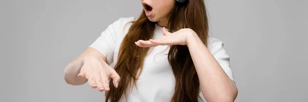 Portret van emotionele mooie plus grootte model in hoofdtelefoons en zonnebril permanent in de studio op zoek weg luisteren naar muziek — Stockfoto