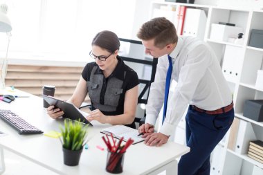Genç insanların office belgeleri ile çalışan.