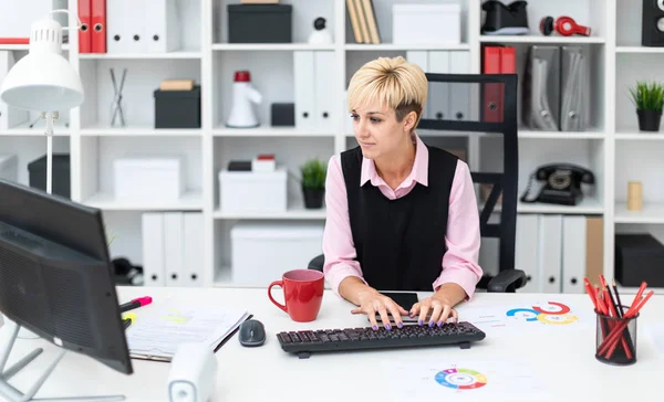 Девушка работает в офисе за компьютером . — стоковое фото