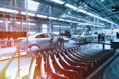 Alt araba vücuda üretim hattı görünüyor. Fabrika üretim mavi araba için. Modern otomotiv sanayi. Mavi tonu