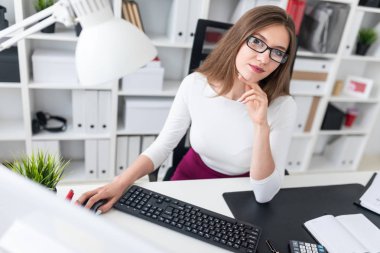 Bilgisayarda ofis masasında bir genç kız portresi.