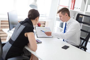 Gençler bilgisayar tablo ve belgelerle çalışma ofisinde oturup.