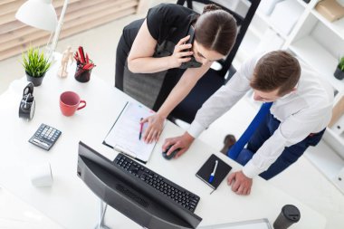 Gençler ekrana bakarak ofiste.