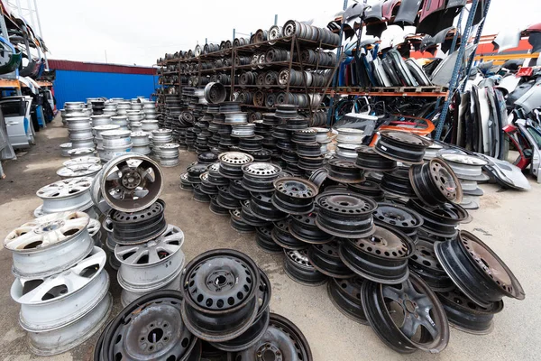 Mercado de autopartes. Las ruedas del coche están en el suelo . — Foto de Stock